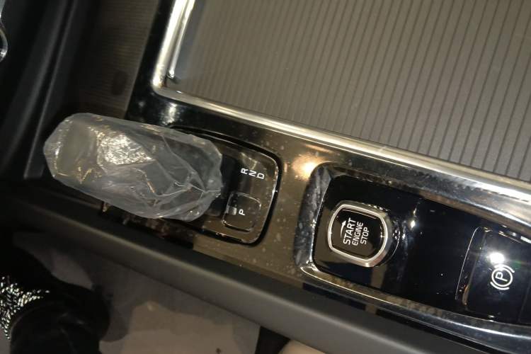 Used Volvo XC60 2026 B5 4x4 Smart Luxury Edition Gear Lever