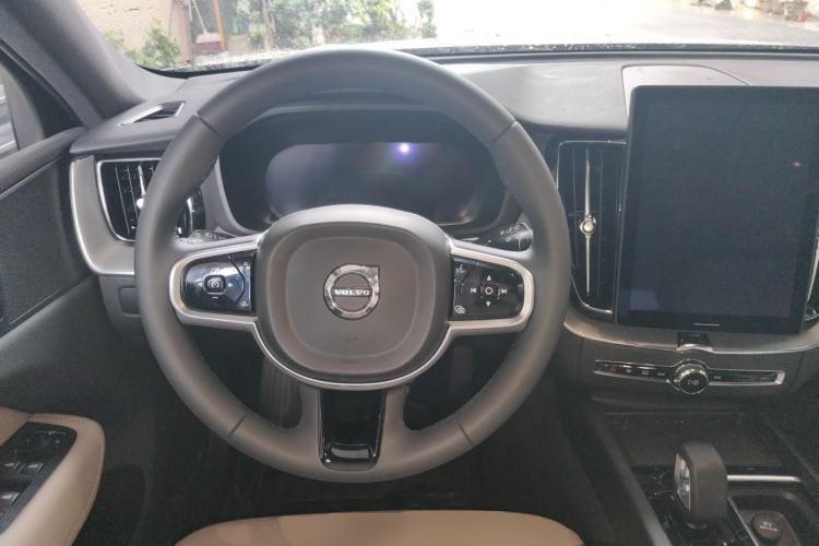 Used Volvo XC60 2026 B5 4x4 Smart Luxury Edition Steering Wheel