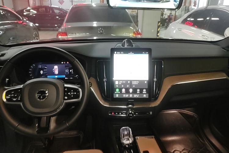 Used Volvo XC60 2026 B5 4x4 SmartDrive Sport Edition Center Console