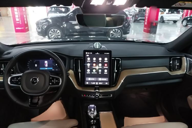 Used Volvo XC60 2026 B5 4x4 SmartDrive Sport Edition Center Console