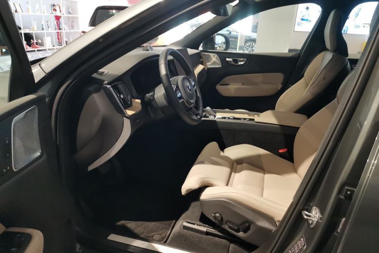 Used Volvo XC60 2026 B5 4x4 Smart Luxury Edition Driver Seat