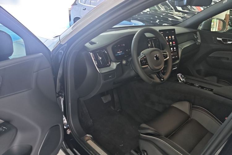 Used Volvo XC60 2026 B5 4x4 Smart Range Extreme Night Black Edition Driver Seat