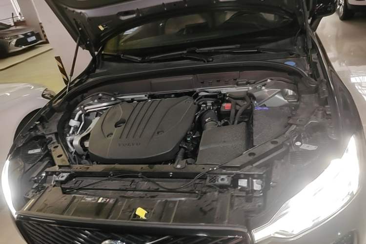 Used Volvo XC60 2026 B5 4x4 SmartDrive Sport Edition Engine Bay