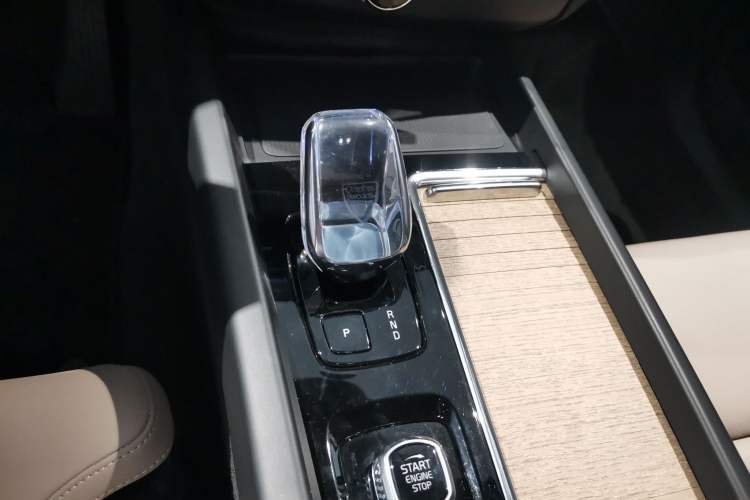 Used Volvo XC60 2026 B5 4x4 Smart Luxury Edition Gear Lever