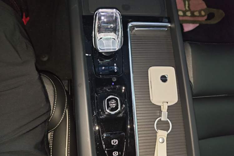 Used Volvo XC60 2026 B5 4x4 Smart Range Extreme Night Black Edition Gear Lever
