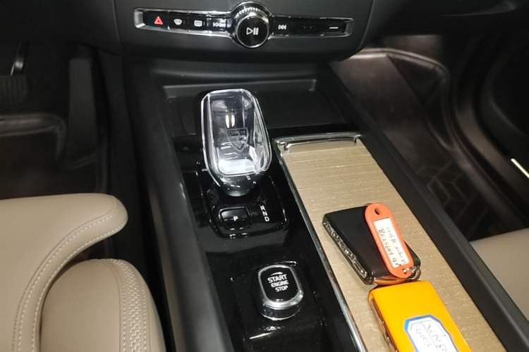 Used Volvo XC60 2026 B5 4x4 SmartDrive Sport Edition Gear Lever