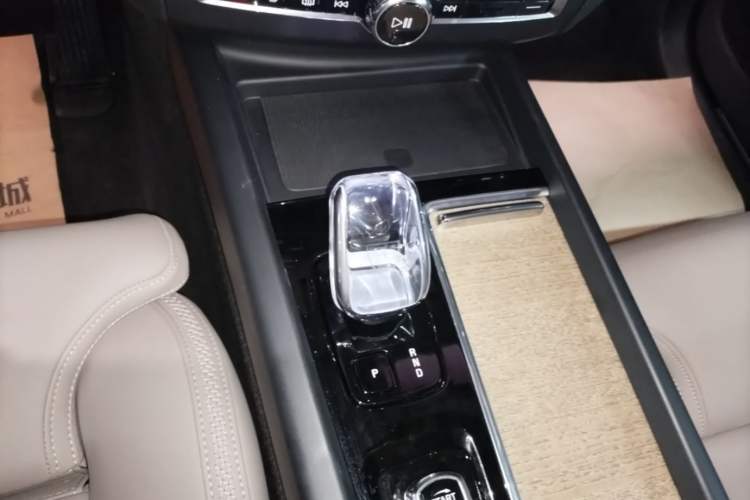 Used Volvo XC60 2026 B5 4x4 SmartDrive Sport Edition Gear Lever