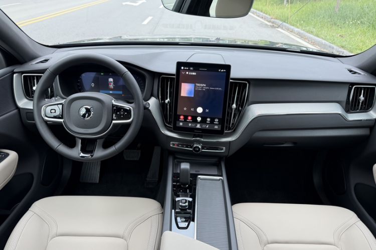 Used Volvo XC60 2026 B5 4x4 Smart Luxury Edition Interior 1