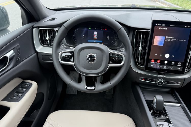 Used Volvo XC60 2026 B5 4x4 Smart Luxury Edition Interior 2