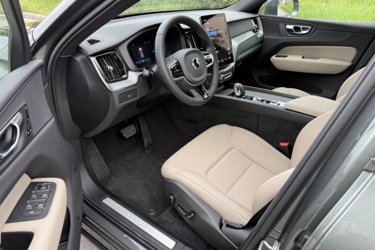 Used Volvo XC60 2026 B5 4x4 Smart Luxury Edition Interior 3