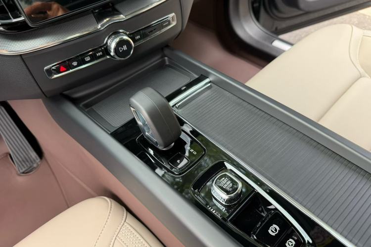 Used Volvo XC60 2026 B5 4x4 Smart Luxury Edition Interior 6