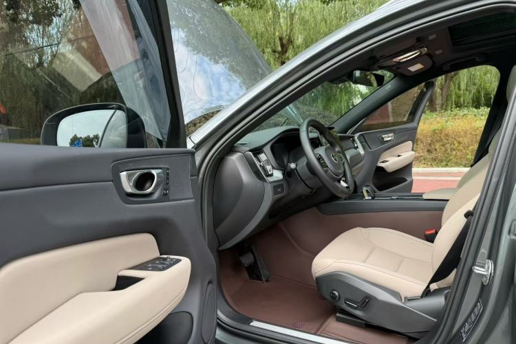 Used Volvo XC60 2026 B5 4x4 Smart Luxury Edition Interior 7