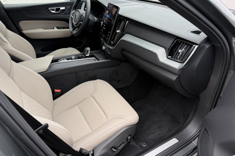Used Volvo XC60 2026 B5 4x4 Smart Luxury Edition Interior 7
