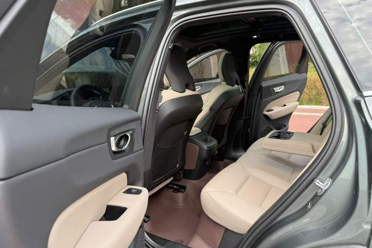 Used Volvo XC60 2026 B5 4x4 Smart Luxury Edition Interior 8