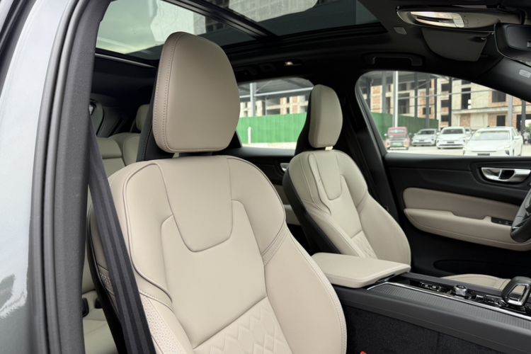 Used Volvo XC60 2026 B5 4x4 Smart Luxury Edition Interior 8