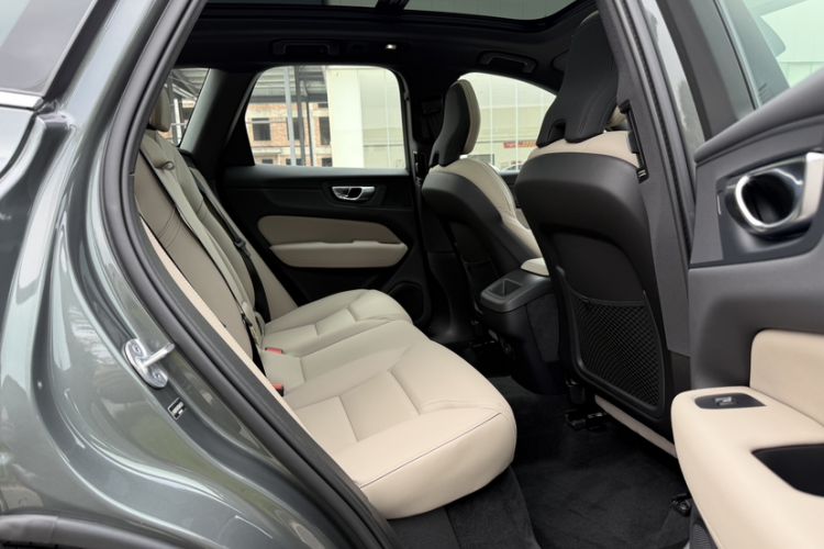 Used Volvo XC60 2026 B5 4x4 Smart Luxury Edition Interior 9