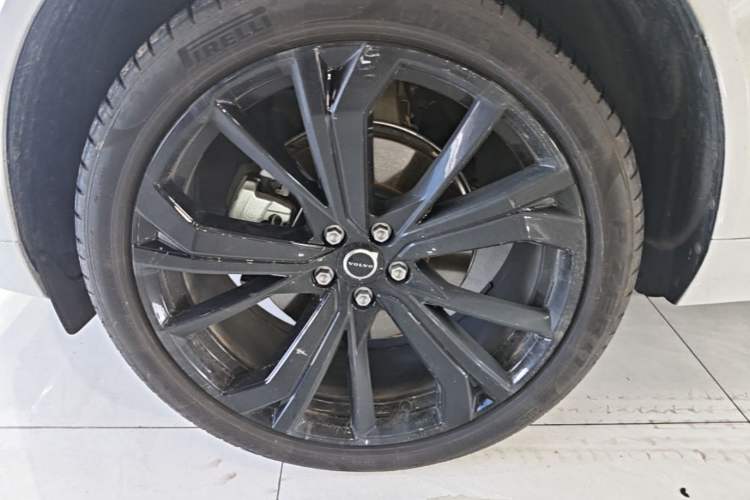 Used Volvo XC60 2026 B5 4x4 Smart Range Extreme Night Black Edition Left Front Wheel Hub
