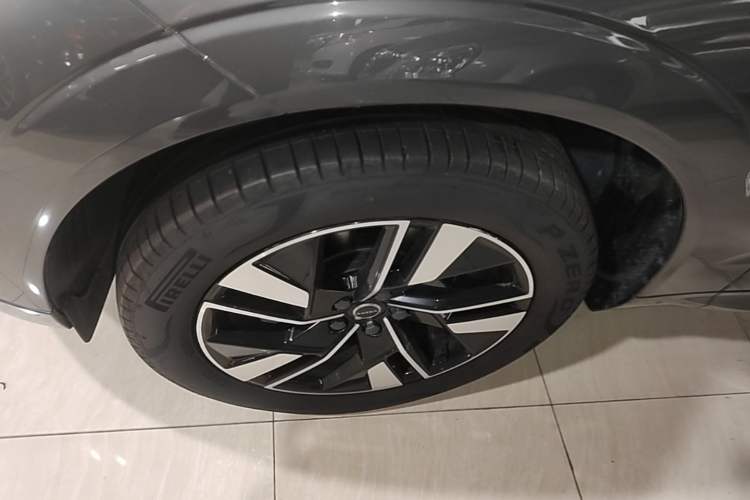 Used Volvo XC60 2026 B5 4x4 SmartDrive Sport Edition Left Front Wheel Hub