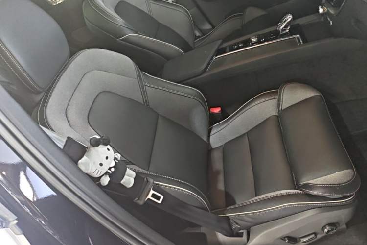 Used Volvo XC60 2026 B5 4x4 Smart Range Extreme Night Black Edition Right Front Seat