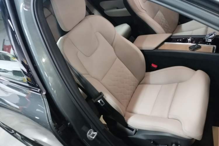 Used Volvo XC60 2026 B5 4x4 SmartDrive Sport Edition Right Front Seat