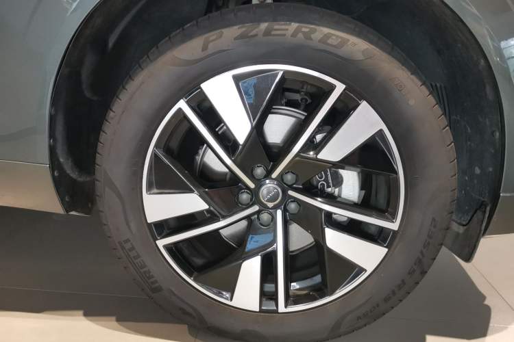Used Volvo XC60 2026 B5 4x4 Smart Luxury Edition Right Front Wheel Hub