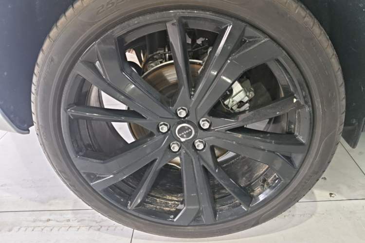 Used Volvo XC60 2026 B5 4x4 Smart Range Extreme Night Black Edition Right Rear Wheel Hub