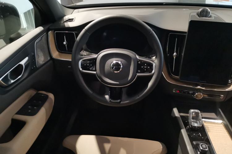 Used Volvo XC60 2026 B5 4x4 Smart Luxury Edition Steering Wheel