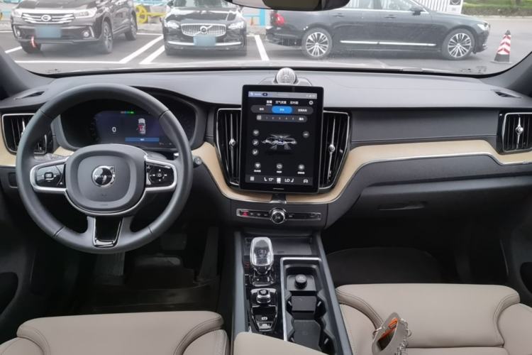 Used Volvo XC60 2026 B5 4x4 SmartDrive Sport Edition Center Console