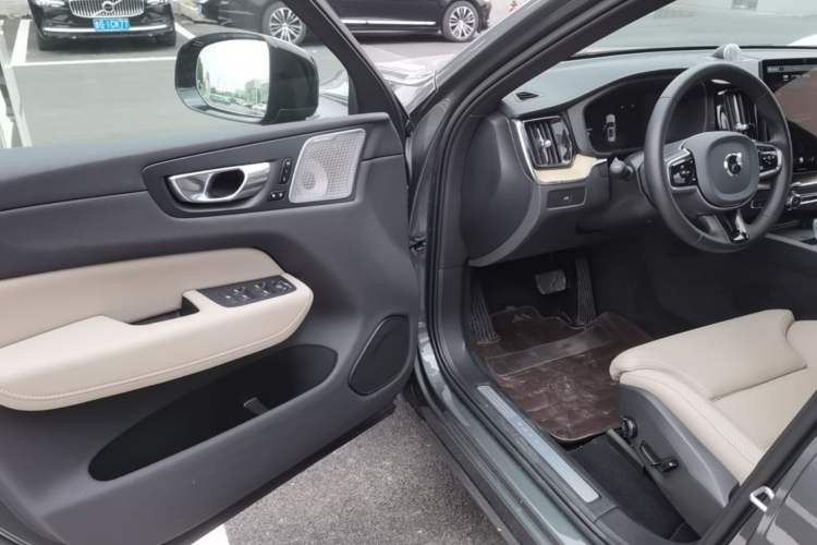 Used Volvo XC60 2026 B5 4x4 SmartDrive Sport Edition Driver Seat