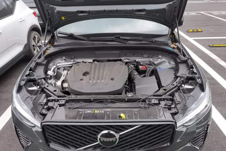 Used Volvo XC60 2026 B5 4x4 SmartDrive Sport Edition Engine Bay