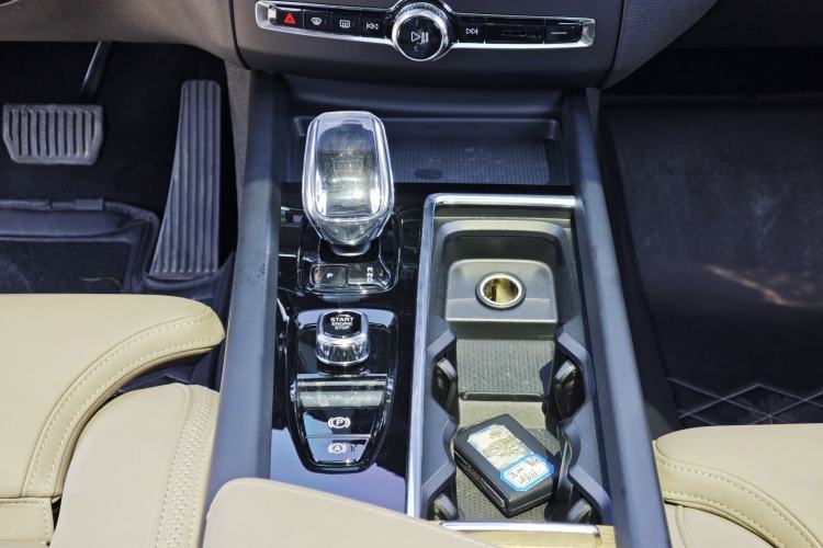 Used Volvo XC60 2026 B5 4x4 SmartDrive Sport Edition Gear Lever