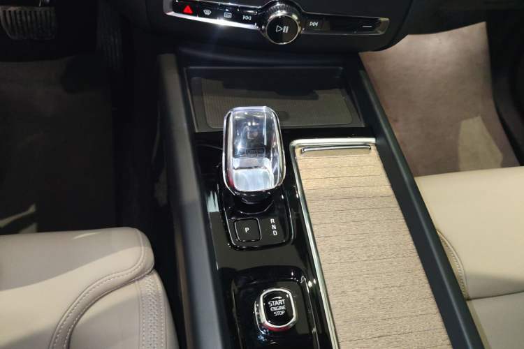 Used Volvo XC60 2026 B5 4x4 SmartDrive Sport Edition Gear Lever