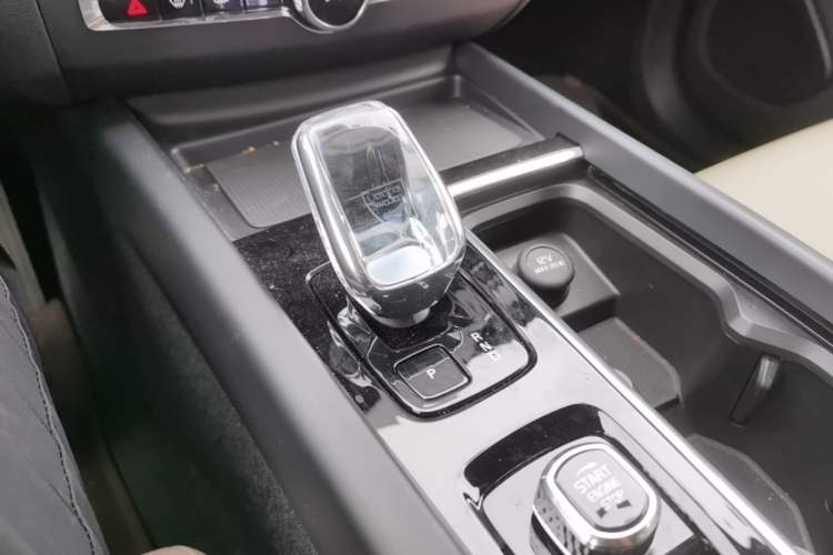 Used Volvo XC60 2026 B5 4x4 SmartDrive Sport Edition Gear Lever