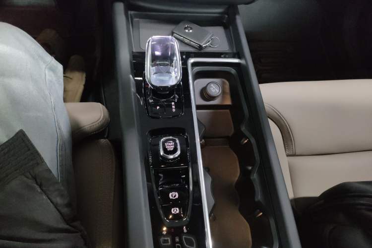 Used Volvo XC60 2026 B5 4x4 SmartDrive Sport Edition Gear Lever