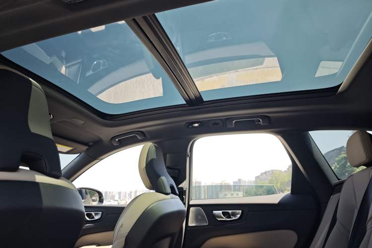 Used Volvo XC60 2026 B5 4x4 SmartDrive Sport Edition Headliner
