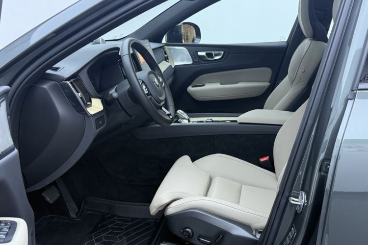Used Volvo XC60 2026 B5 4x4 SmartDrive Sport Edition Interior 10
