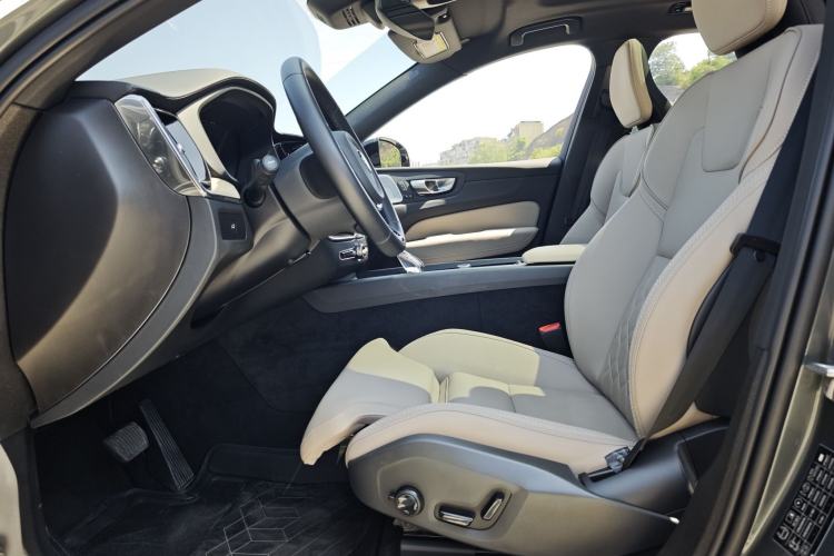 Used Volvo XC60 2026 B5 4x4 SmartDrive Sport Edition Interior 2