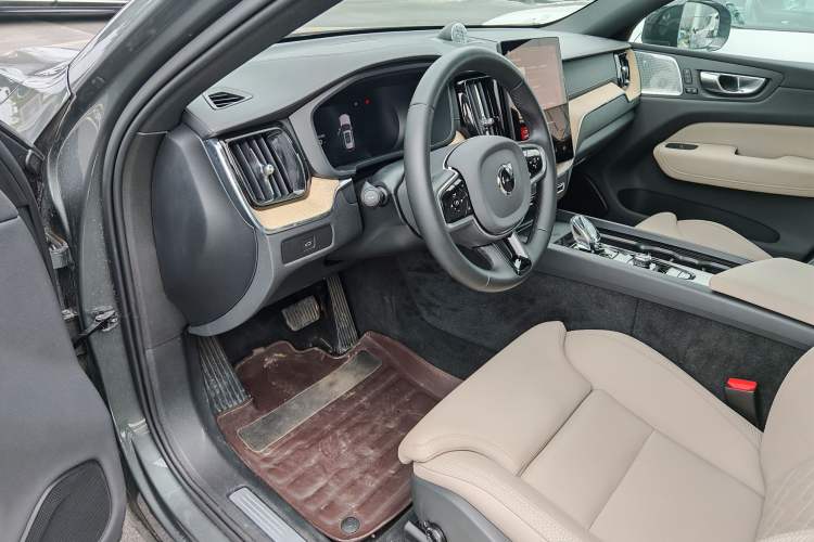 Used Volvo XC60 2026 B5 4x4 SmartDrive Sport Edition Interior 2