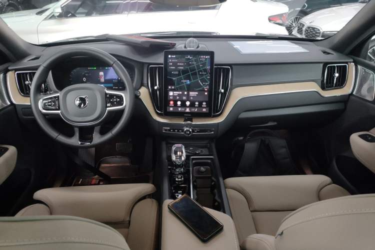 Used Volvo XC60 2026 B5 4x4 SmartDrive Sport Edition Interior 2