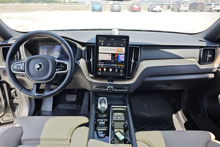Used Volvo XC60 2026 B5 4x4 SmartDrive Sport Edition Interior 3