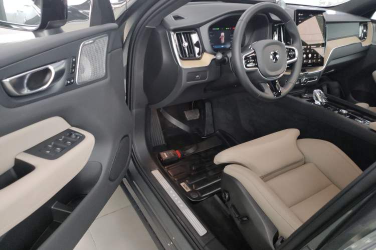 Used Volvo XC60 2026 B5 4x4 SmartDrive Sport Edition Interior 3