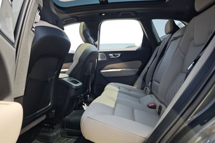 Used Volvo XC60 2026 B5 4x4 SmartDrive Sport Edition Interior 4