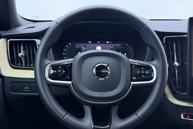 Used Volvo XC60 2026 B5 4x4 SmartDrive Sport Edition Interior 4