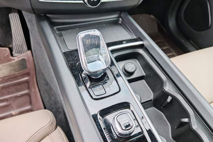 Used Volvo XC60 2026 B5 4x4 SmartDrive Sport Edition Interior 4