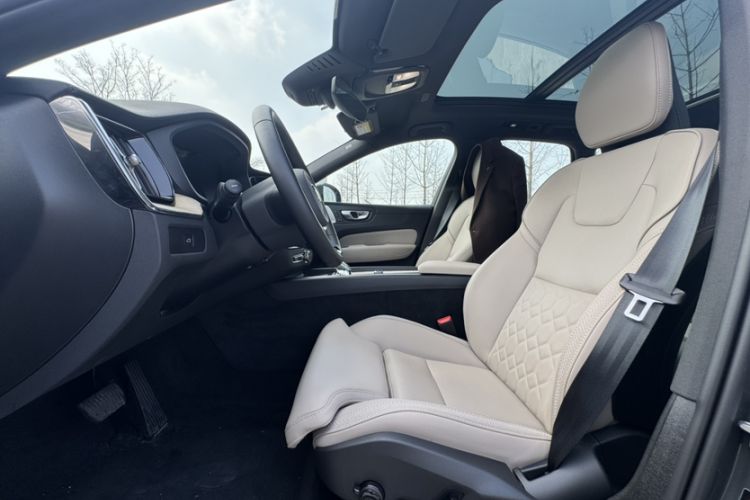 Used Volvo XC60 2026 B5 4x4 SmartDrive Sport Edition Interior 7