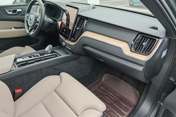 Used Volvo XC60 2026 B5 4x4 SmartDrive Sport Edition Interior 9