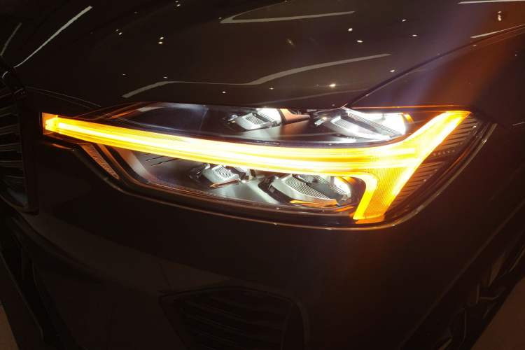 Used Volvo XC60 2026 B5 4x4 SmartDrive Sport Edition Left Front Headlight