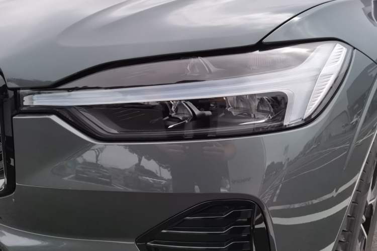 Used Volvo XC60 2026 B5 4x4 SmartDrive Sport Edition Left Front Headlight