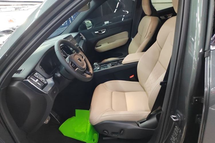 Used Volvo XC60 2026 B5 4x4 Smart Luxury Edition Left Front Seat