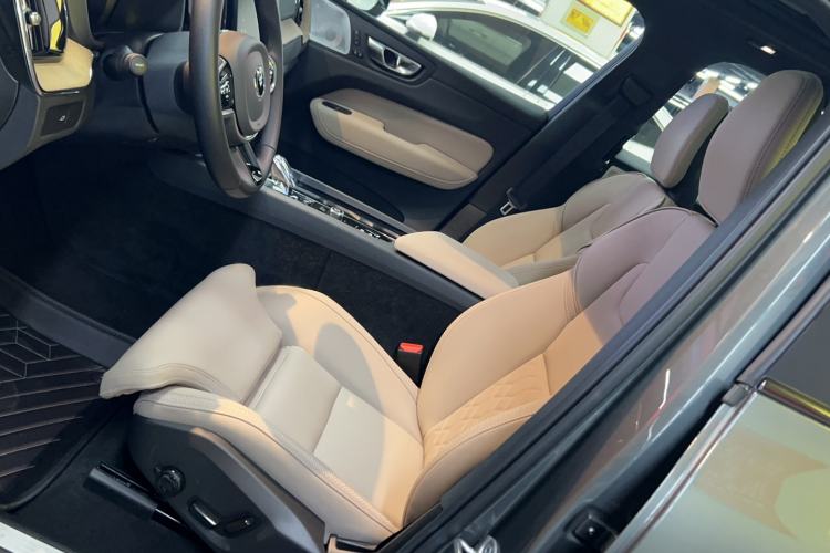 Used Volvo XC60 2026 B5 4x4 SmartDrive Sport Edition Left Front Seat